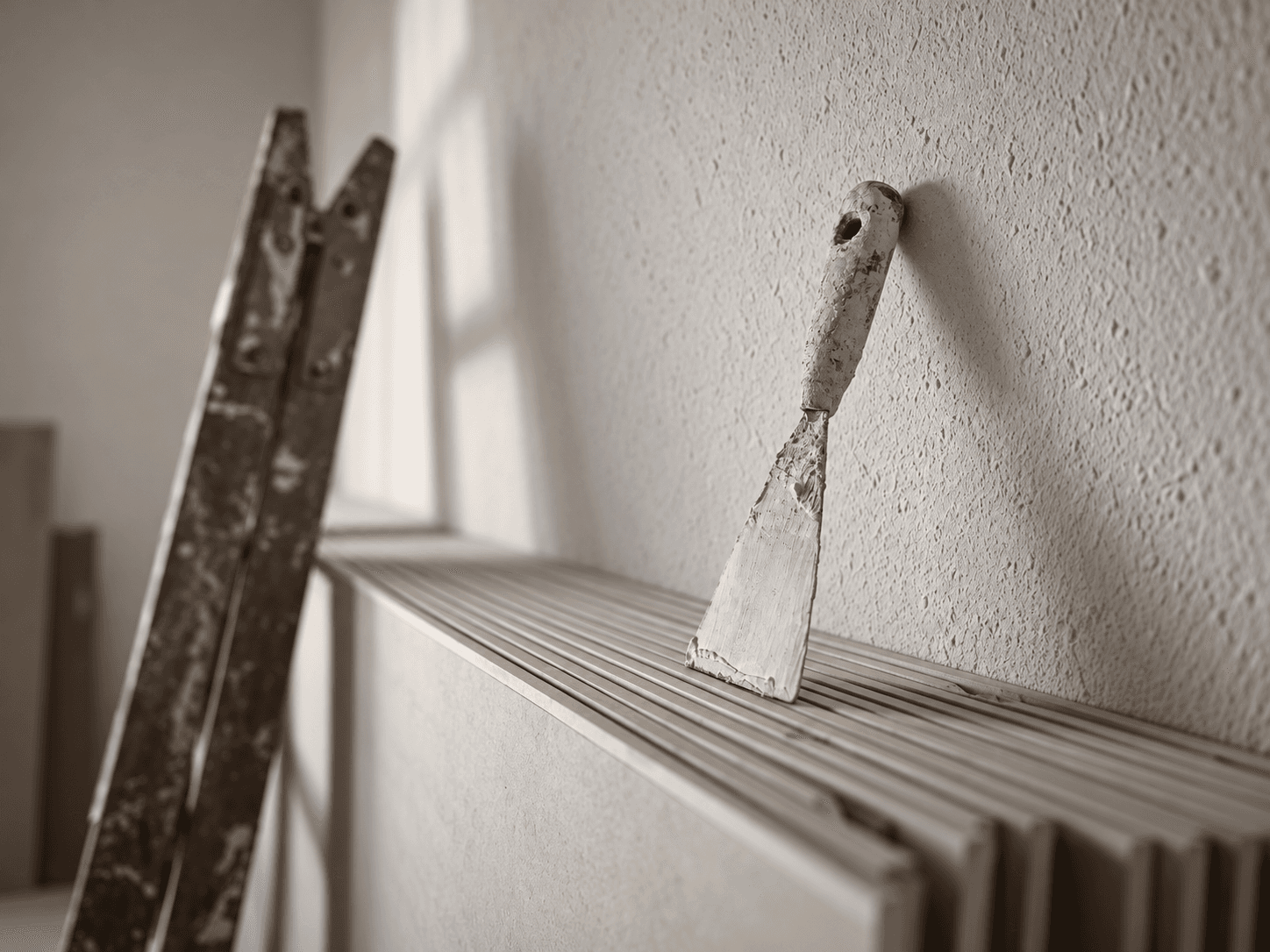 Plastered wall with finishing tools